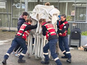 des jeunes de la protection civile donnent un bon coup de main pour replier les barnums